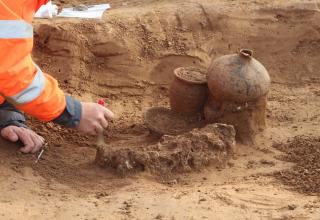 Fouille en cours d'une tombe à incinération gallo-romaine à Nœux-les-Mines